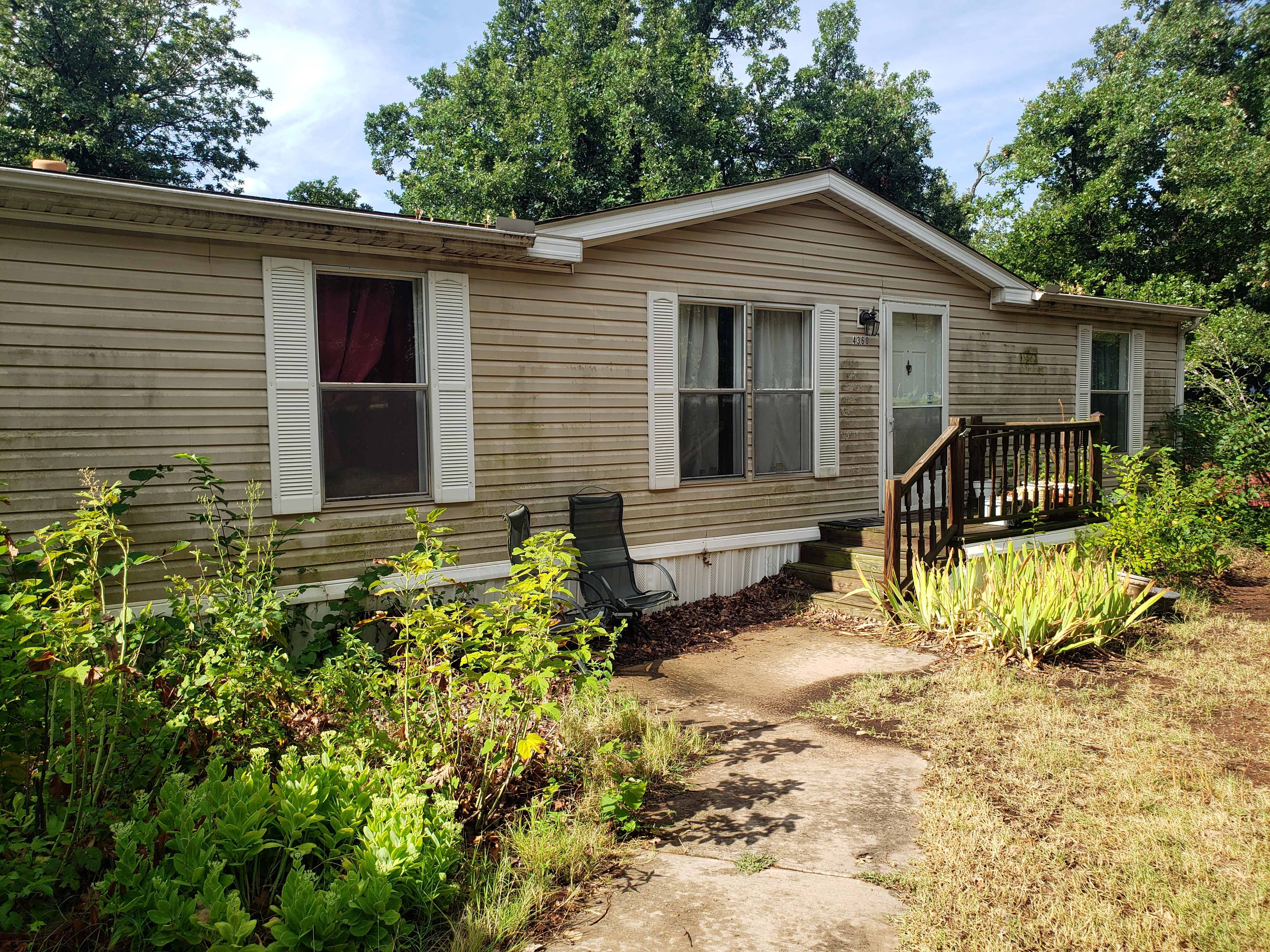 Soft wash a vinyl siding home and front porch cleaning in edmond, ok